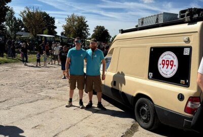 Fotogalerie Oldtimer- und Traktorentreffen Altmittweida: Motoren, Menschen, Magie - Armin (li.) und Fabian schlossen auf dem Fest ihren Roadtrip ab. Sie führen 4000 Kilometer durch 12 Länder.
