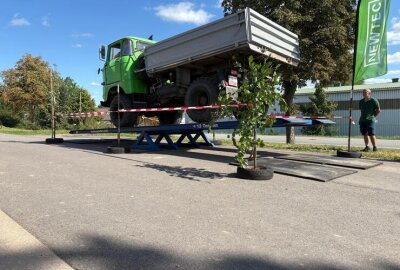 Fotogalerie Oldtimer- und Traktorentreffen Altmittweida: Motoren, Menschen, Magie - Große Bildergalerie vom Traktoren- und Oldtimertreffen in Altmittweida.