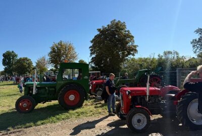 Fotogalerie Oldtimer- und Traktorentreffen Altmittweida: Motoren, Menschen, Magie - Große Bildergalerie vom Traktoren- und Oldtimertreffen in Altmittweida.