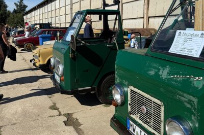 Fotogalerie Oldtimer- und Traktorentreffen Altmittweida: Motoren, Menschen, Magie - Große Bildergalerie vom Traktoren- und Oldtimertreffen in Altmittweida.