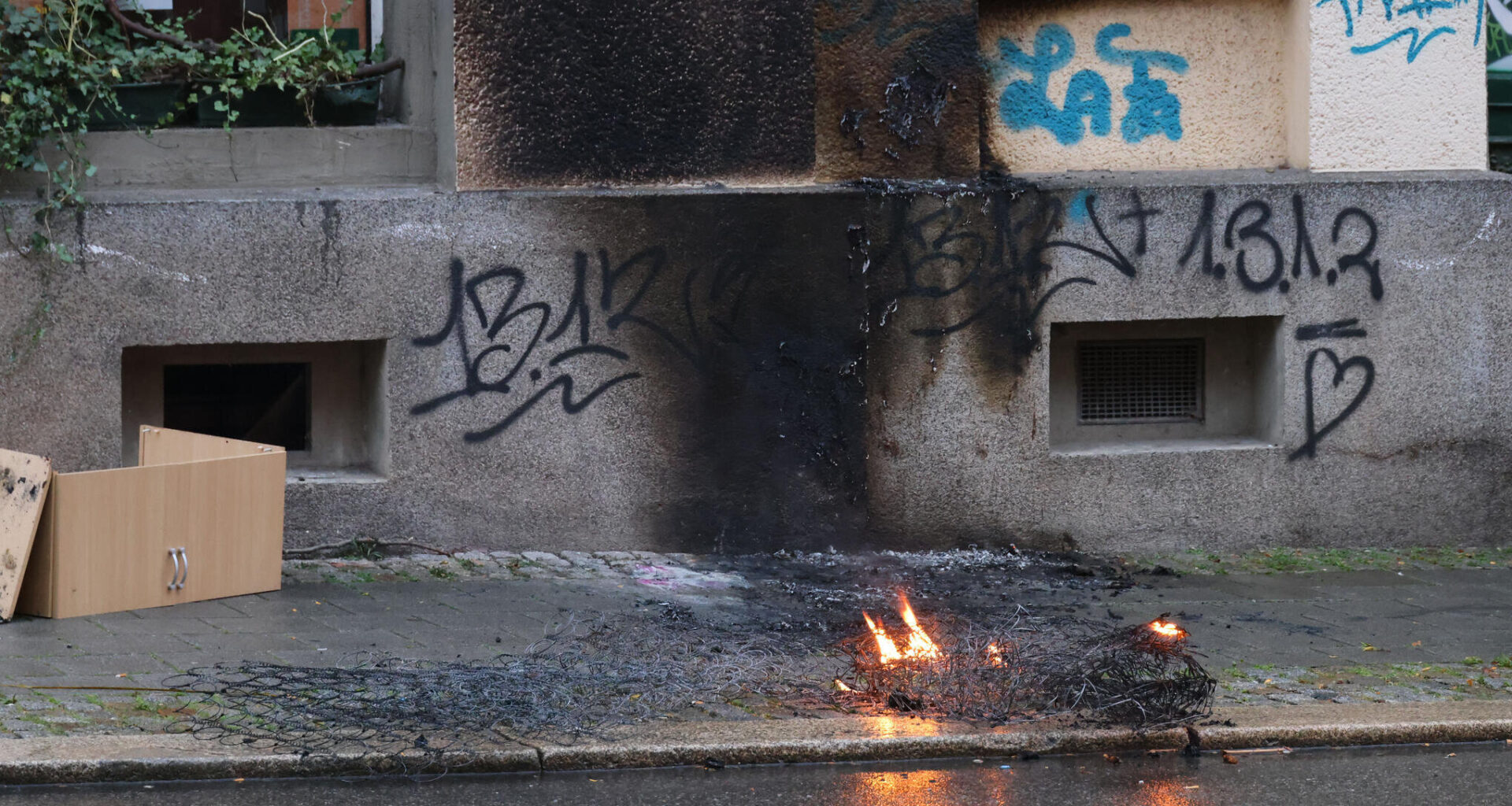 Passanten verhindern übergreifen der Flammen auf Wohnhaus