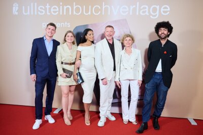 Buchpremiere in Berlin: Boris Becker bringt Familie mit - Zur Premiere kamen gleich mehrere Familienmitglieder.