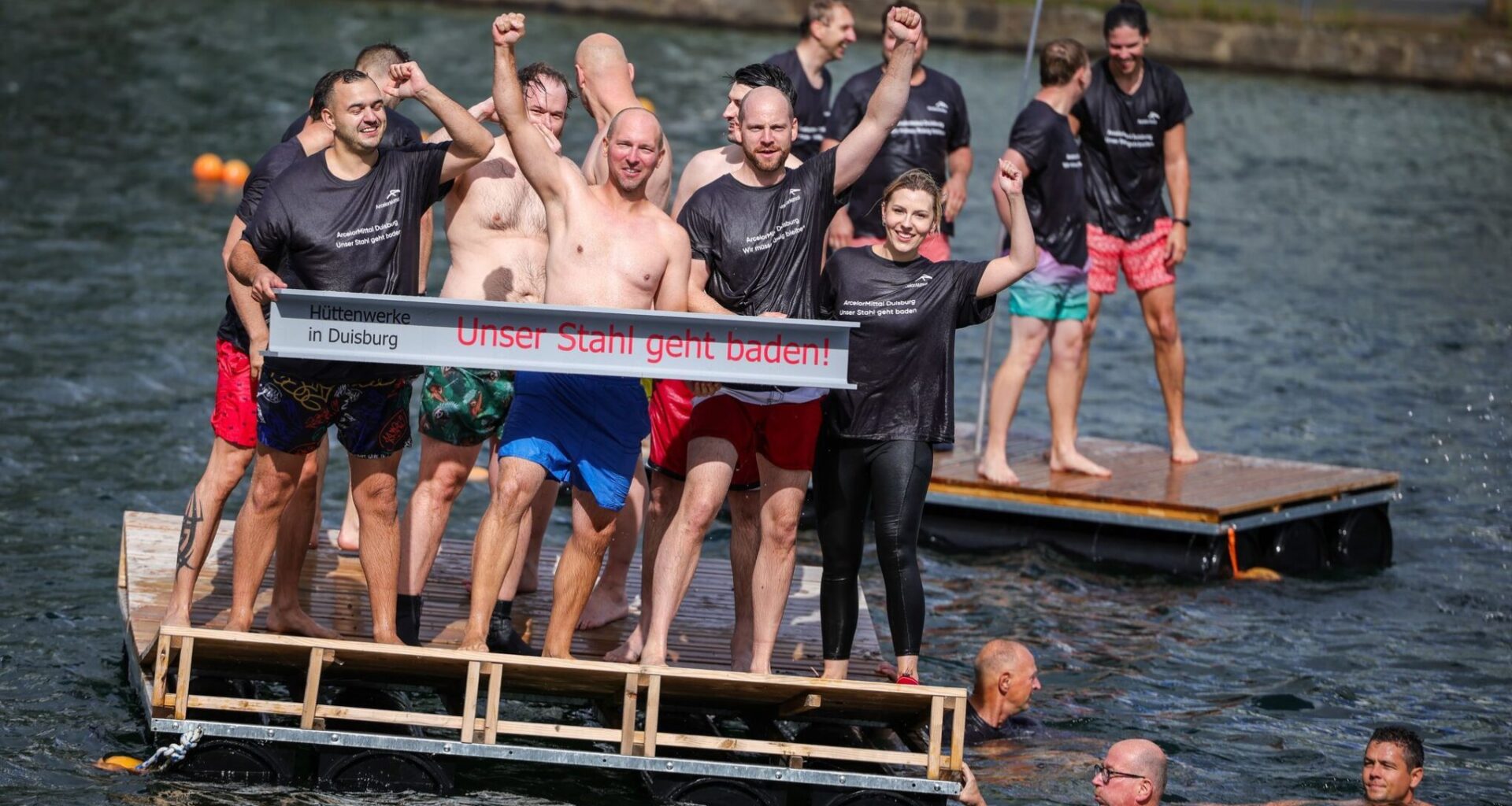 "Unser Stahl geht baden": Stahlarbeiter springen ins Wasser