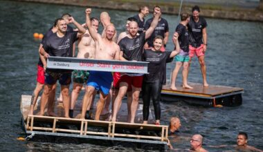 "Unser Stahl geht baden": Stahlarbeiter springen ins Wasser