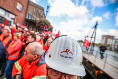 Die Beschäftigten von Arcelormittal in Duisburg haben im Innenhafen für den Erhalt ihrer Arbeitsplätze demonstriert. Das Unternehmen hatte im Juni seine Investitionspläne für das Duisburger Werk auf Eis gelegt.