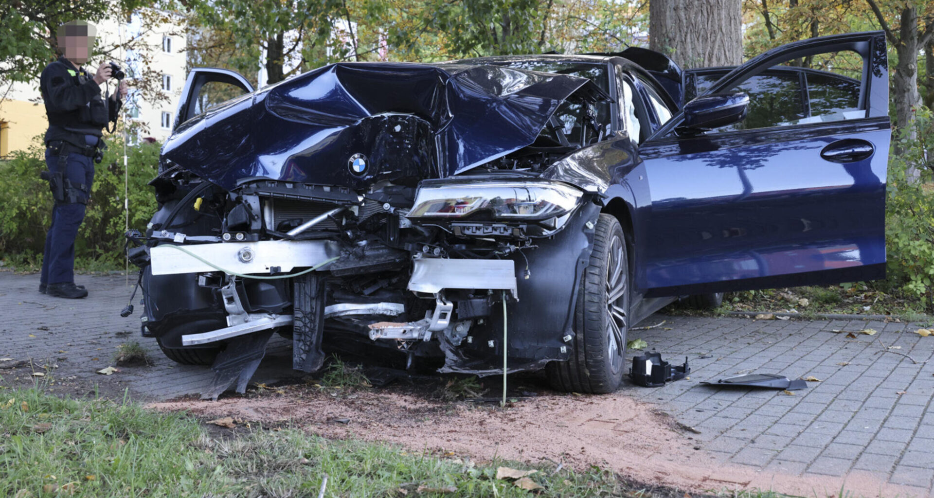 BMW kracht in Chemnitz gegen Baum