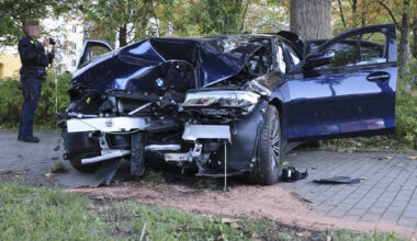 BMW kracht in Chemnitz gegen Baum