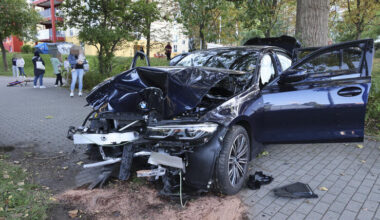 Crash in Chemnitz mit zwei Verletzten: PKW kracht gegen Baum