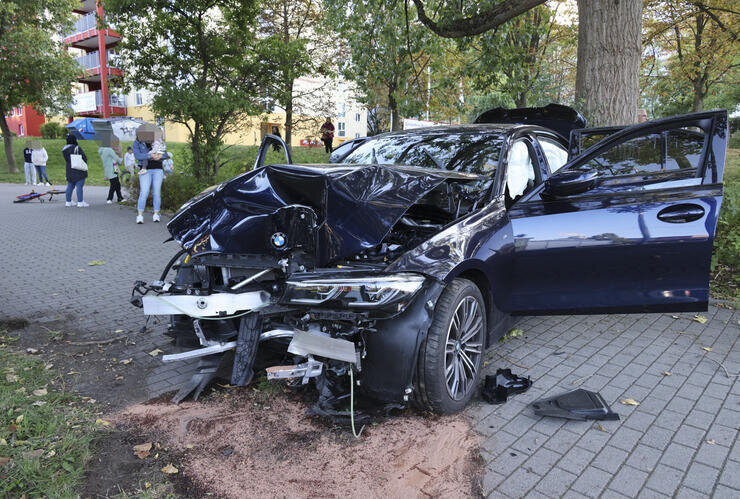Crash in Chemnitz mit zwei Verletzten: PKW kracht gegen Baum