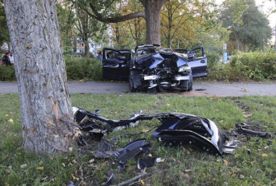 Crash in Chemnitz mit zwei Verletzten: PKW kracht gegen Baum - Die Polizei ermittelt zur Unfallursache.