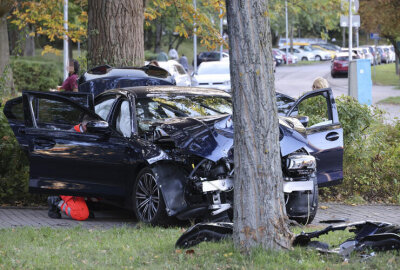 Crash in Chemnitz mit zwei Verletzten: PKW kracht gegen Baum - Der PKW-Fahrer hat die Kontrolle über sein Fahrzeug verloren.