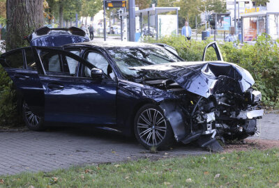 Crash in Chemnitz mit zwei Verletzten: PKW kracht gegen Baum - Zur Unfallursache wird nun ermittelt.