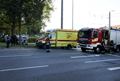 Crash in Chemnitz mit zwei Verletzten: PKW kracht gegen Baum - Rettungskräfte sind im Einsatz.