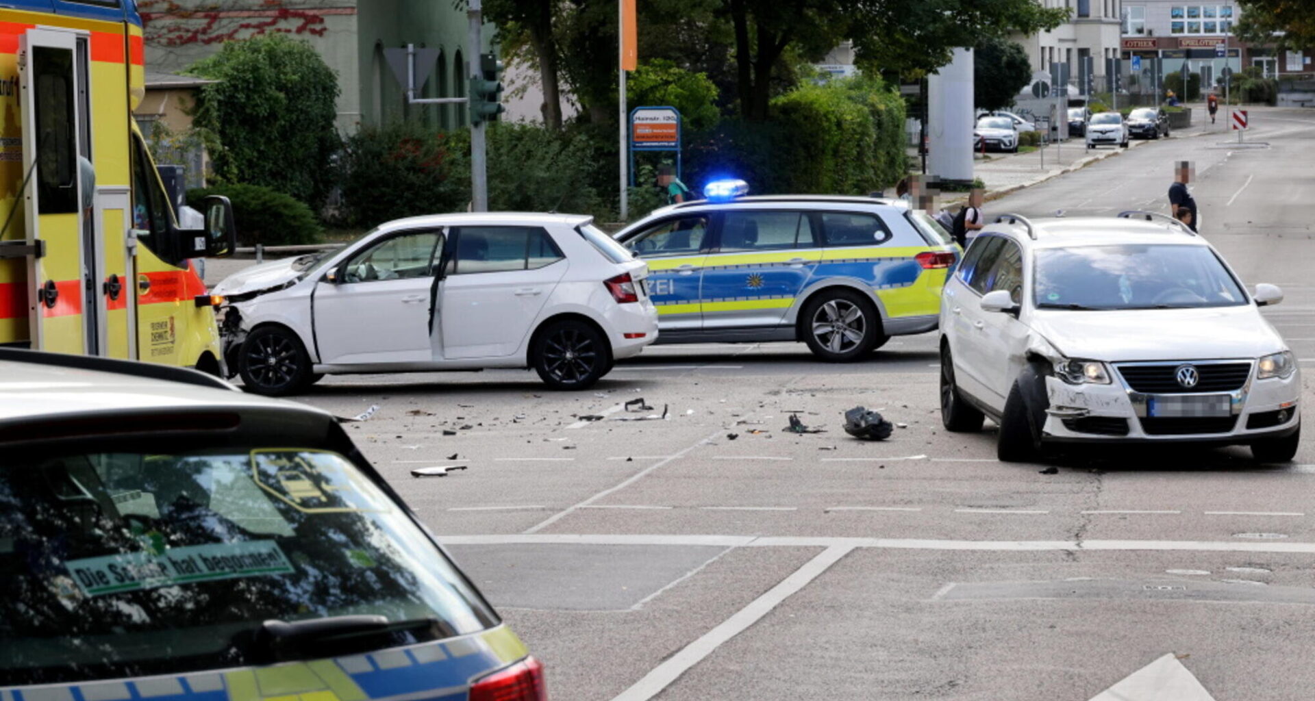 Unfall auf vielbefahrener Kreuzung fordert zwei Verletzte