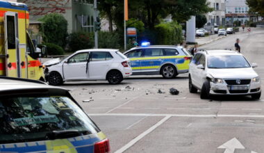 Unfall auf vielbefahrener Kreuzung fordert zwei Verletzte