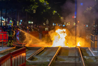 Brennende Barrikaden am Karli sorgen für Aufregung - Feuerwehrkräfte löschen brennende Baustellenabsperrungen an der Kreuzung Karl-Liebknecht-/Fichtestraße. Foto: EHL Media