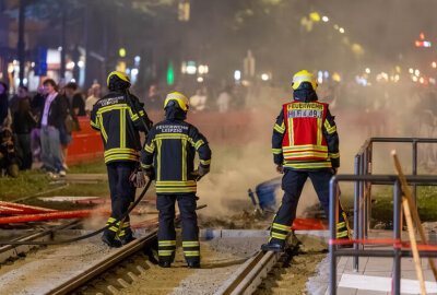 Brennende Barrikaden am Karli sorgen für Aufregung - Dichter Rauch über der Südvorstadt: Einsatzkräfte der Feuerwehr Leipzig am Brandort. Foto: EHL Media