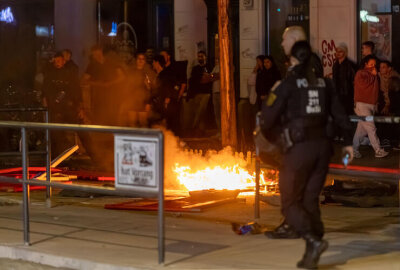 Brennende Barrikaden am Karli sorgen für Aufregung - Polizeikräfte sichern die Umgebung und beobachten das Geschehen in der Karl-Liebknecht-Straße. Foto: EHL Media
