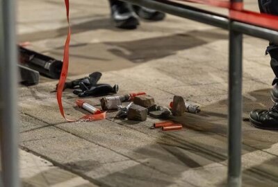 Brennende Barrikaden am Karli sorgen für Aufregung - Sichergestellte Beweismittel: Steine und Pyrotechnik liegen auf dem Gehweg. Foto: EHL Media