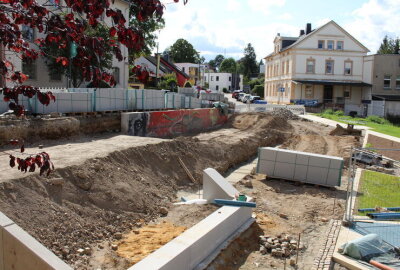 Dieser zentrale Platz in der Innenstadt in Limbach-Oberfrohna ist ab morgen gesperrt - In Richtung Esche-Museum gibt es weiterhin noch viel zu tun.