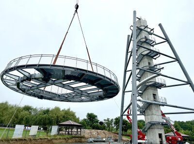 Neues Freizeit-Highlight bei Chemnitz: Erlebnis-Pyramide im Sonnenlandpark öffnet noch im September - Auf rund 35 Metern lädt eine großzügige Aussichtsplattform zum Blick über das Umland, Chemnitz und das Erzgebirge ein. 