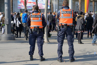36-Jährige bedroht Dresdner Polizisten mit Messer - Symbolbild.