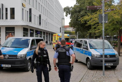 Streit in Chemnitzer City eskaliert: Mann mit Messer verletzt - Täter flüchtig - In der Nähe befindliche Mitarbeiter des Stadtordnungsdienstes leisteten sofort erste Hilfe bis zum Eintreffen der Retter.
