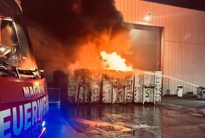 Container steht lichterloh in Flammen: Feuerwehr bändigt Elektroschrott-Brand - Die Freiwillige Feuerwehr Glösa und die Berufsfeuerwehr Chemnitz waren im Einsatz.
