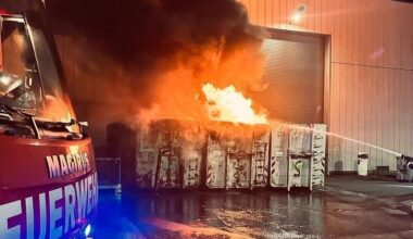 Container steht lichterloh in Flammen: Feuerwehr bändigt Elektroschrott-Brand