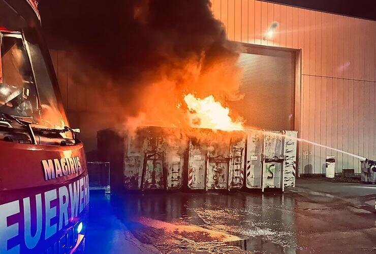 Container steht lichterloh in Flammen: Feuerwehr bändigt Elektroschrott-Brand