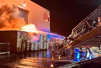 Container steht lichterloh in Flammen: Feuerwehr bändigt Elektroschrott-Brand - Die Freiwillige Feuerwehr Glösa und die Berufsfeuerwehr Chemnitz waren im Einsatz.