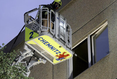 Wohnungsbrand in Chemnitz: Zwei Personen mit Drehleiter gerettet - Am Mittwochabend kam es in Chemnitz zu einem Wohnungsbrand.