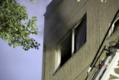 Wohnungsbrand in Chemnitz: Zwei Personen mit Drehleiter gerettet - Zwei Personen mussten aus der Wohnung gerettet werden.
