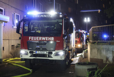 Wohnungsbrand in Chemnitz: Zwei Personen mit Drehleiter gerettet - Die Polizei ermittelt zur Brandursache.