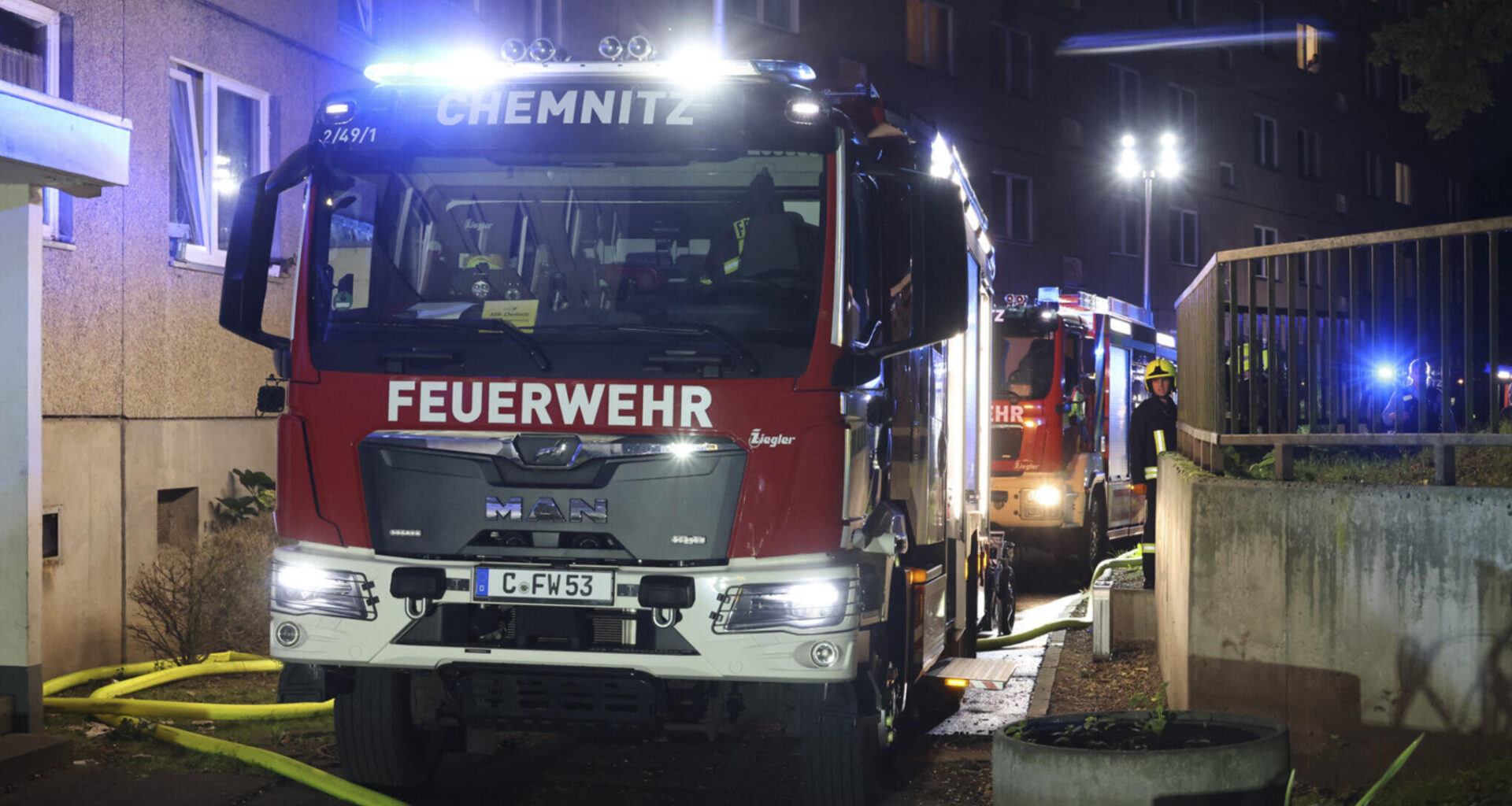 Zwei Personen mit Drehleiter gerettet