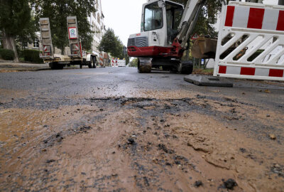 Wasserrohrbruch sorgt für Feuerwehreinsatz und Straßensperrung - Chemnitz, Henriettenstrasse.