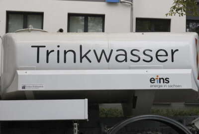 Wasserrohrbruch sorgt für Feuerwehreinsatz und Straßensperrung - Trinkwasser aus einem Trinkwasser-LKW zur versorgen.