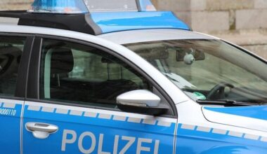 VW prallt mit Straßenbahn zusammen