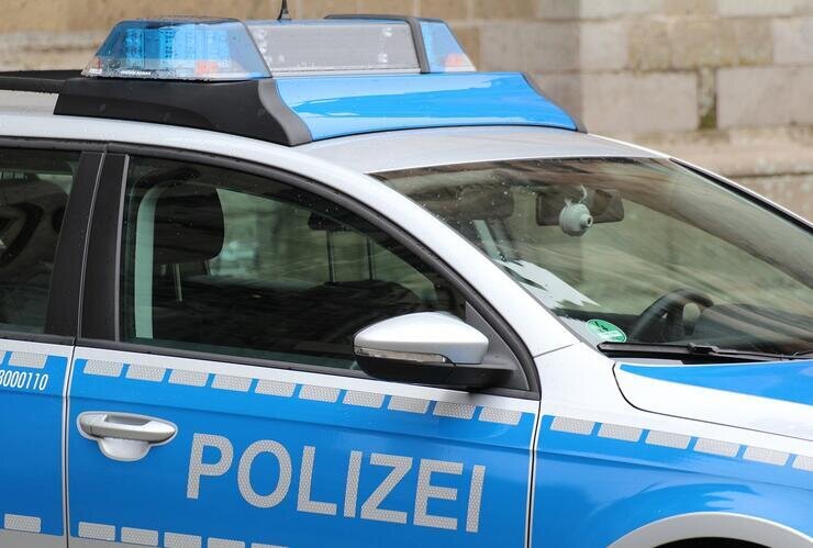 VW prallt mit Straßenbahn zusammen