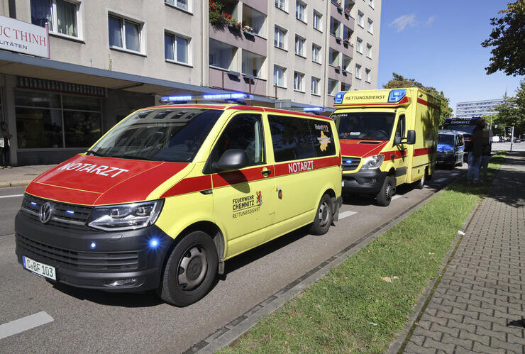Mann mit abgebrochener Flasche schwer am Hals verletzt