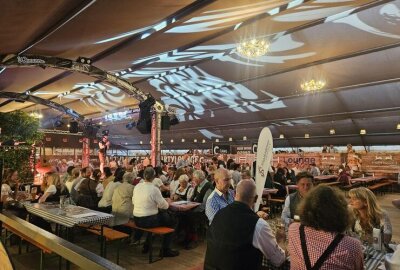 Bunte Trachten, starke Vereine: Die schönsten Fotos der Vereins-Woosn Chemnitz - Kurz nach 18 Uhr füllt sich das Festzelt.