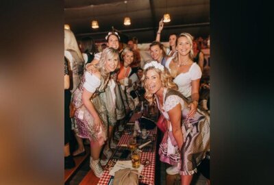 Bunte Trachten, starke Vereine: Die schönsten Fotos der Vereins-Woosn Chemnitz - Gruppen feierten auf den Bierbänken, schnürten ihre Dirndlschleifen fest und prosteten sich zu, was das Zeug hielt.