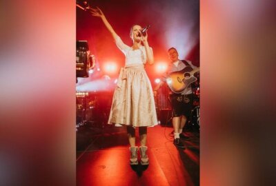 Bunte Trachten, starke Vereine: Die schönsten Fotos der Vereins-Woosn Chemnitz - Livemusik und Partystimmung im Festzelt. Foto: Sarah Riedel Photography