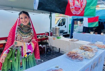 Chemnitz feiert seine Kulturen: Interkulturelle Wochen 2025 eröffnet - Ein buntes Eröffnungsfest fand im Rahmen des Auftaktes der interkulturellen Wochen auf dem Markt statt.