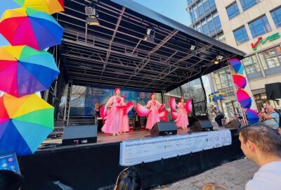 Chemnitz feiert seine Kulturen: Interkulturelle Wochen 2025 eröffnet - Ein buntes Eröffnungsfest fand im Rahmen des Auftaktes der interkulturellen Wochen auf dem Markt statt.