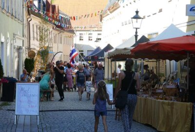 Zschopauer Herbst- und Weinfest lockt Hunderte Besucher an - In die Straßen der Innenstadt boten die Besucher eher selten ab.