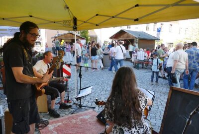 Zschopauer Herbst- und Weinfest lockt Hunderte Besucher an - Akustik Leis und das Duo F.E.A. sorgten auf dem Markt für Live-Musik.