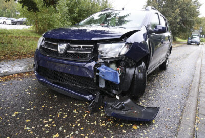 Mazda kracht in Dacia: Mehrere Einsatzwagen müssen gerufen werden - Laut bestätigten Polizeiinformationen kam es heute gegen 15 Uhr zu einem Verkehrsunfall zwischen einem Dacia und einem Mazda auf der Mauersberger Straße.