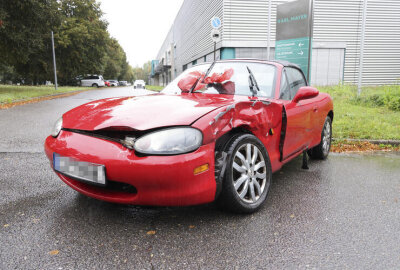 Mazda kracht in Dacia: Mehrere Einsatzwagen müssen gerufen werden - Dort wollte der 36-jährige Fahrer eines Mazda MX-5 aus einer Ausfahrt auf der Mauersberger Strasse auffahren und übersah dabei einen die Mauersberger Strasse befahrenden Dacia Logan mit der 43-jährigen Deutschen.