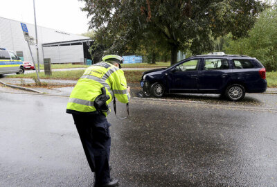 Mazda kracht in Dacia: Mehrere Einsatzwagen müssen gerufen werden - Es kam zum Crash.